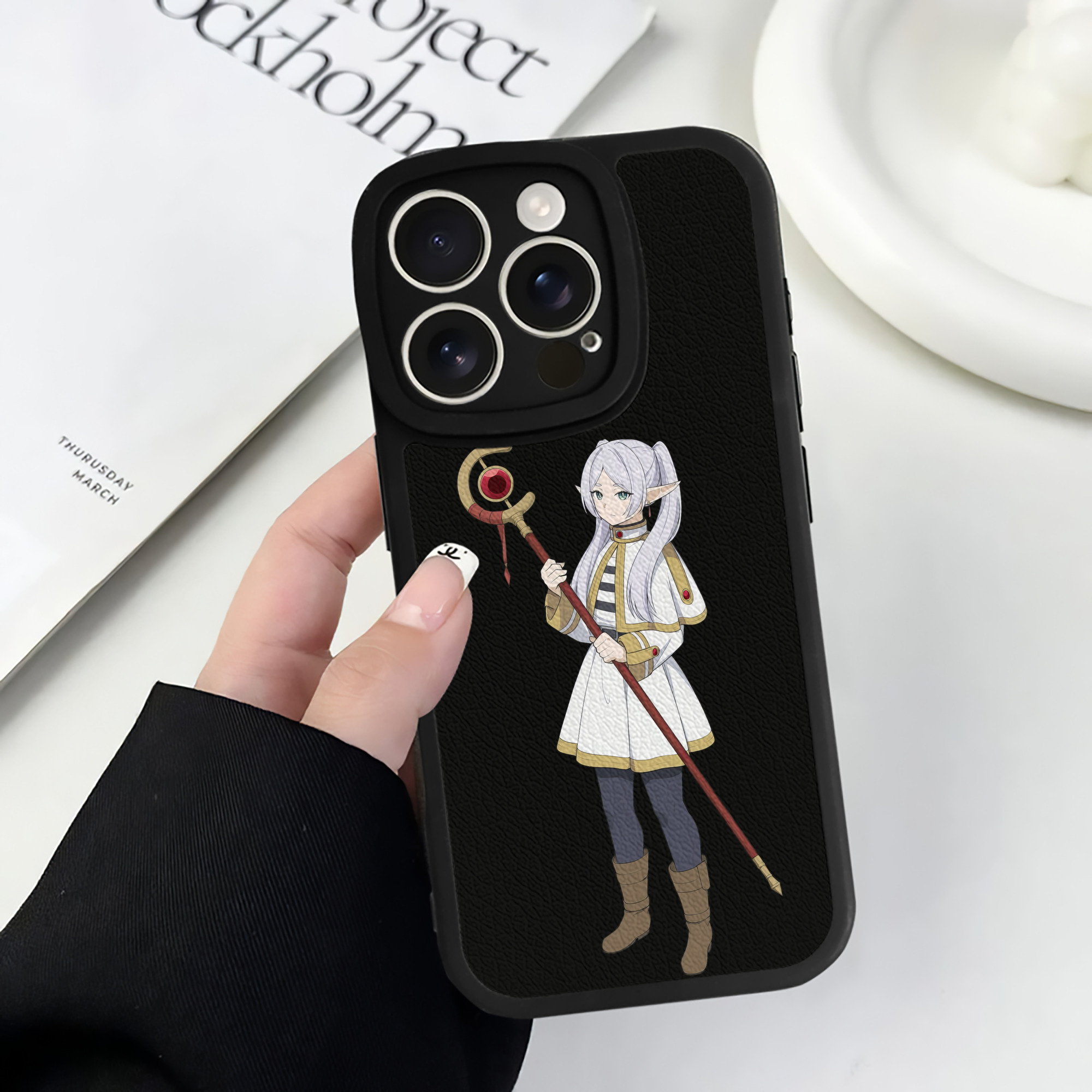 （画像用） 葬送のフリーレン Frieren 【iPhone 16シリーズ対応】シリコンスマホケース（レザー調） 材質：シリコン